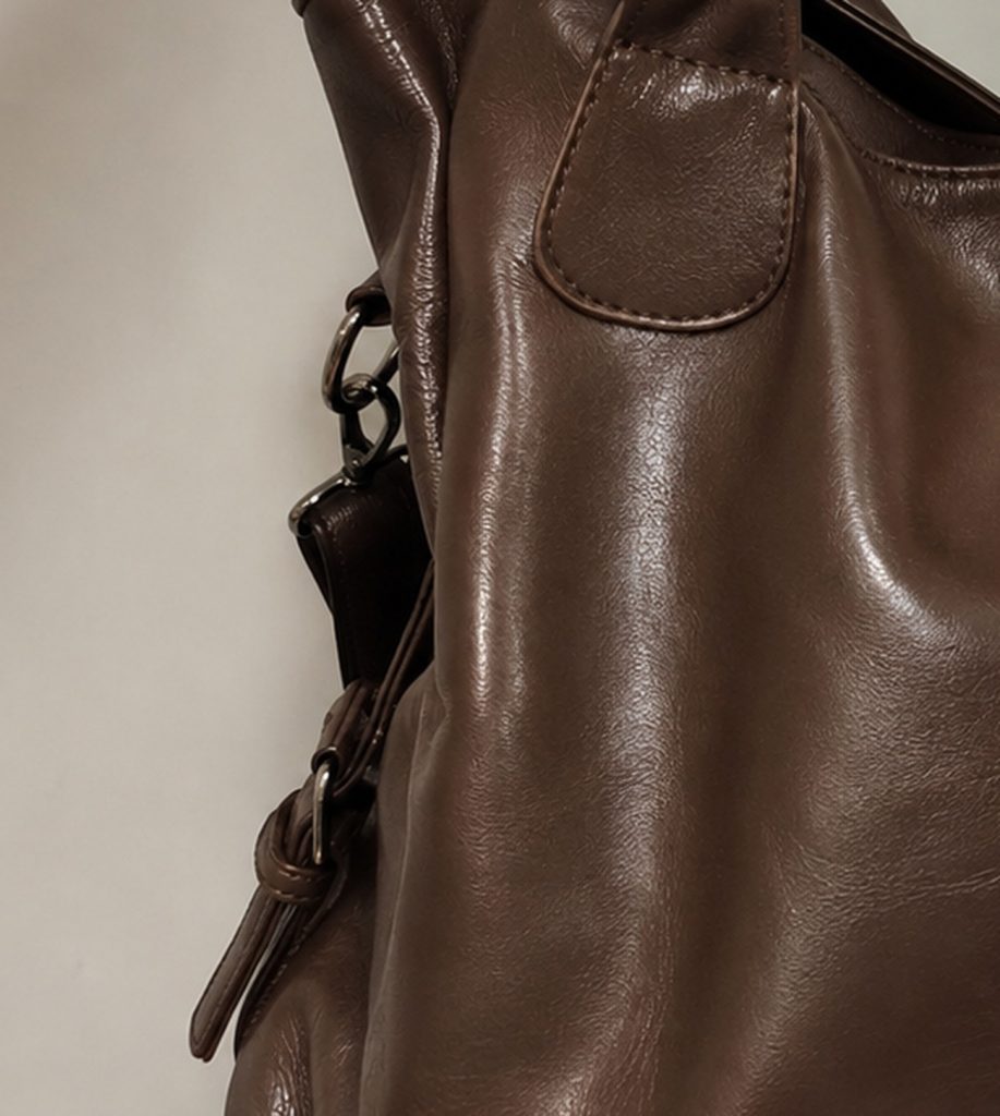 Simili cuir lisse : surface brillante, sans grain