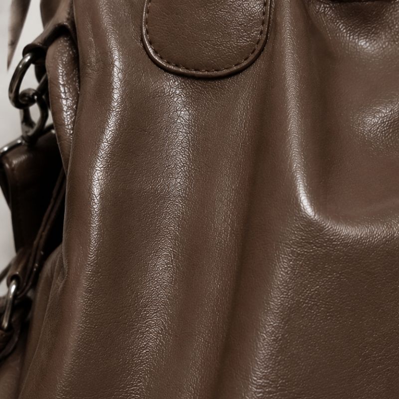 Gros plan sur un simili cuir lisse standard, surface uniforme et brillante